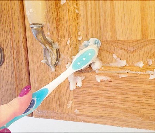 Voici l'astuce facile pour nettoyer les taches de graisse sur les meubles de cuisine.
