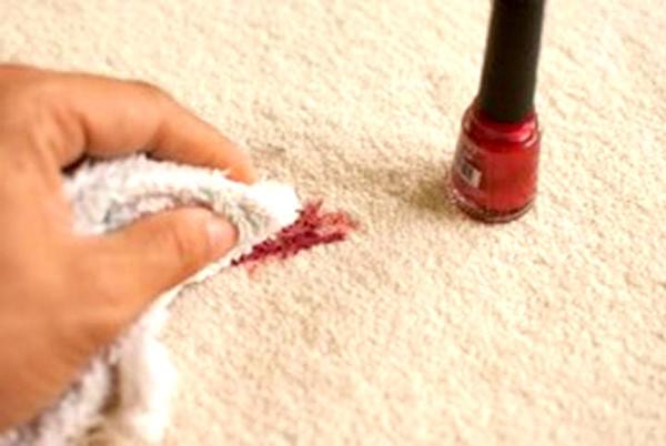L'astuce facile pour enlever les taches de vernis à ongles sur la  moquette : de l'alcool à 70º et un chiffon microfibre !