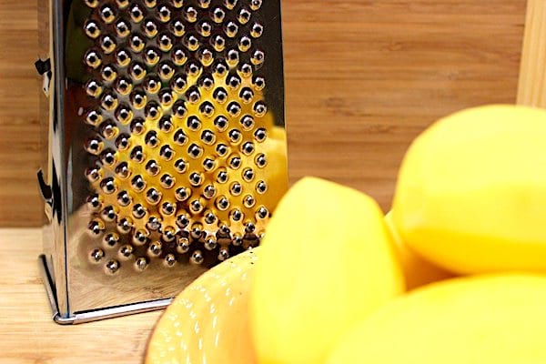 L'astuce facile pour nettoyer votre râpe à fromage : des pommes de terre crues !
