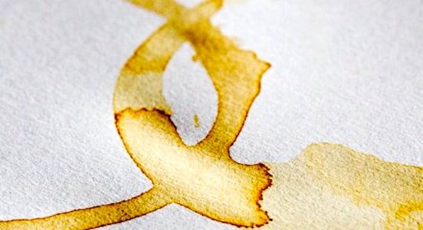 L'astuce facile pour enlever une tache de café sur un vêtement : du bicarbonate !