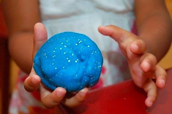 L'astuce facile pour ramasser les paillettes renversées : la pâte à modeler !