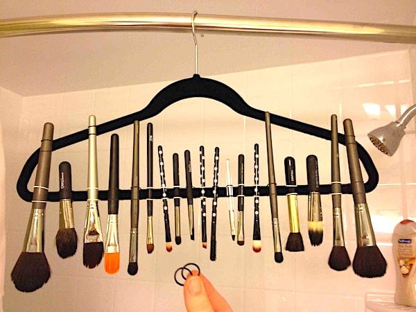 L'astuce facile pour nettoyer les pinceaux de maquillage est de les faire sécher sur un cintre.