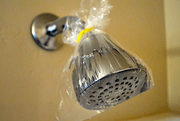 L'astuce facile pour détartrer votre pommeau de douche : un sac plastique et du vinaigre blanc !