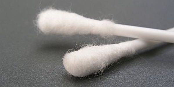 L'astuce facile pour nettoyer vos écouteurs iPhone : un Coton-Tige et un peu d'alcool à 70º !