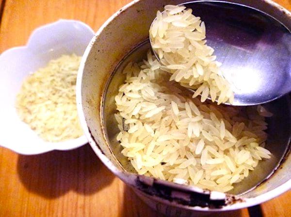 L'astuce facile pour désodoriser votre moulin à café électrique : du riz blanc !