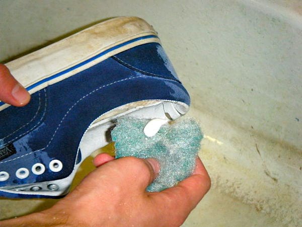 L'astuce facile pour pour raviver le blanc de vos vieilles baskets : du dentifrice !
