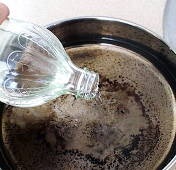 L'astuce facile pour nettoyer une poêle brûlée : vinaigre blanc + bicarbonate !
