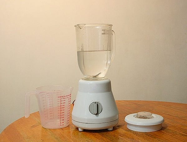 L'astuce facile pour nettoyer votre blender : faites-le tourner avec de l’eau et du liquide vaisselle !