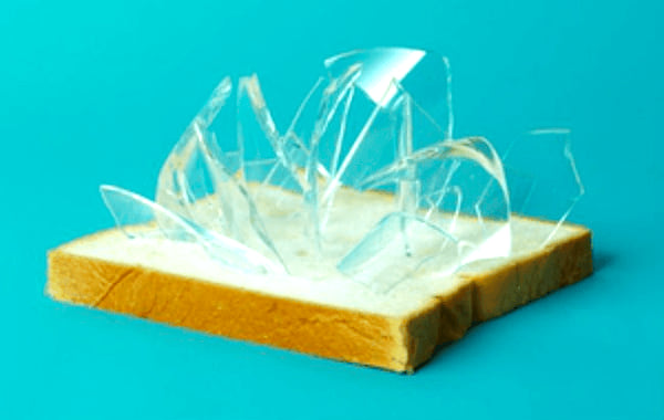 L'astuce facile pour ramasser du verre brisé : utilisez du pain de mie !