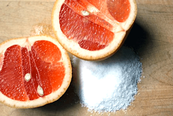 L'astuce facile pour nettoyer les taches de rouille de votre baignoire : du gros sel et un pamplemousse !
