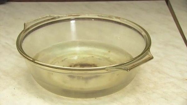 L'astuce facile pour nettoyer votre micro-ondes : faites-y chauffer un bol d’eau avec un peu de liquide vaisselle !