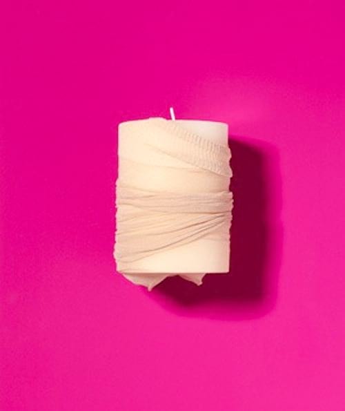 L'astuce facile pour nettoyer vos vieilles bougies : frottez-les avec un vieux collant !