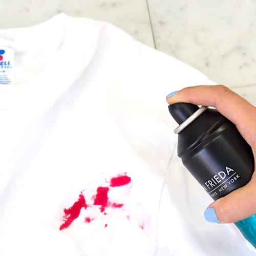 L'astuce facile pour faire partir une tache de rouge à lèvres : de la laque pour cheveux !