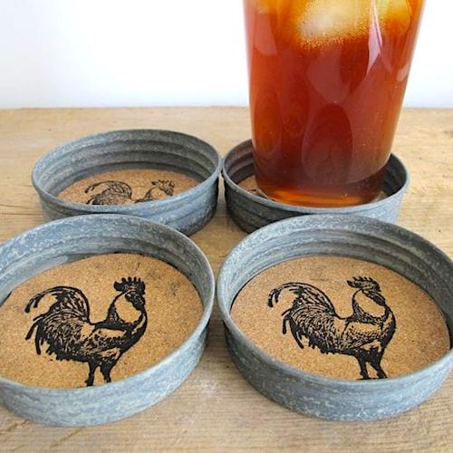 L'astuce facile pour empêcher les bocaux de fuir : mettez des sous-verres à l’intérieur du couvercle !