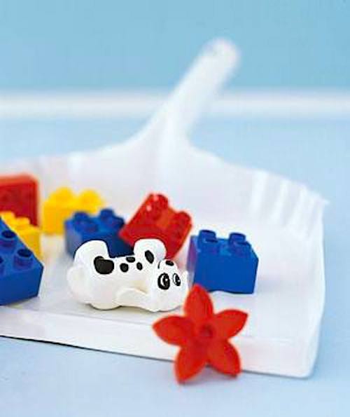 L'astuce facile pour ramasser les petits jouets : une pelle et une balayette !