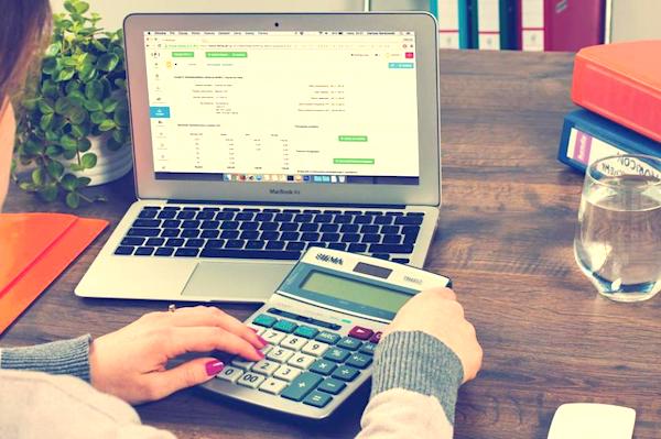 Une super astuce pour économiser de l'argent est d'apprendre à faire un budget !