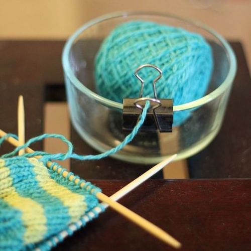 Une boule de tricot bleue 