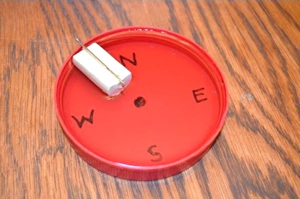 faire une boussole avec un couvercle de l'eau et une aiguille