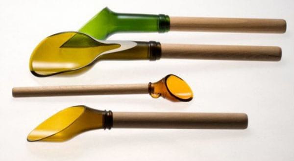 Des bouteilles transformées en cuillère