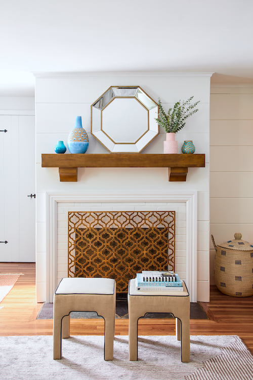 Une cheminée avec plusieurs décoration et un miroir