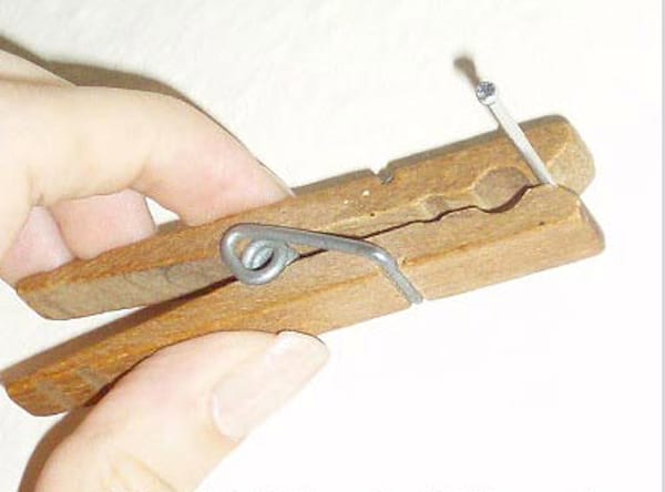 Utiliser une pince à linge pour planter un clou sans se faire mal