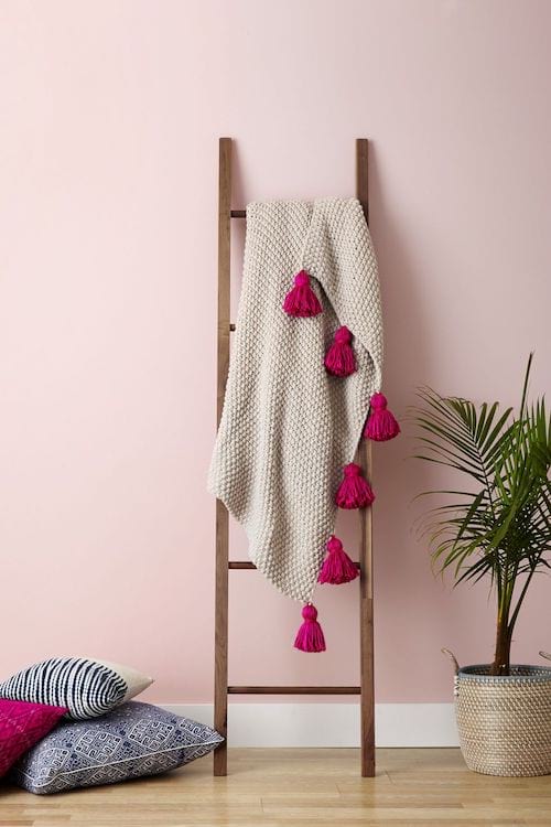 Couverture posée sur une échelle 