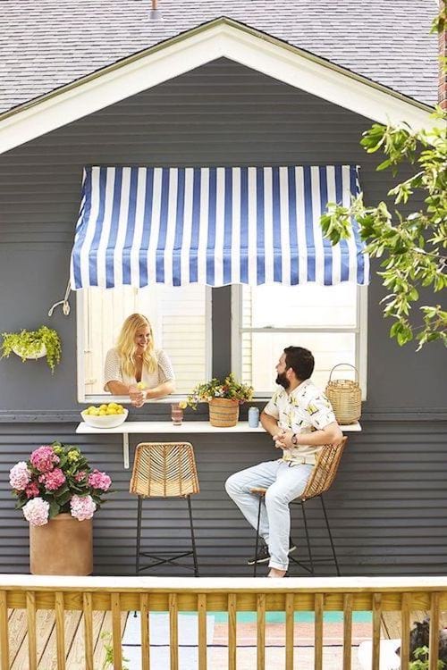 Deux personnes discutent à côté d'un rebord de fenêtre