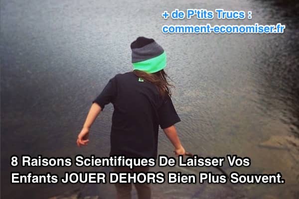 enfant qui joue près d'une rivière