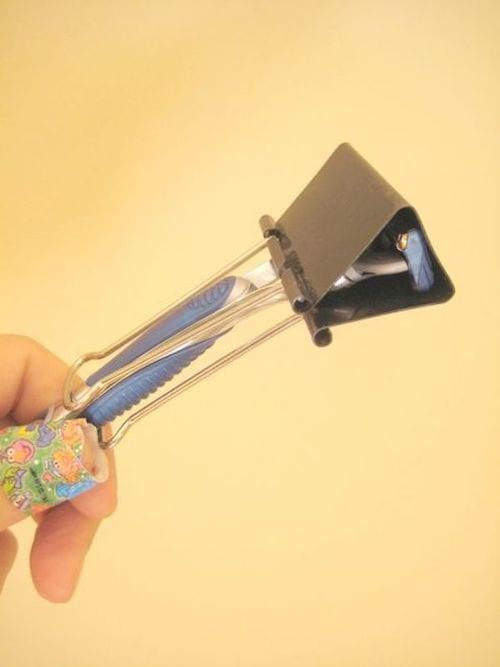 Un rasoir recouvert avec une &eacute;pingle pour &eacute;viter de se couper