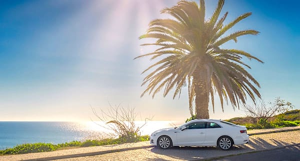 Une voiture garée à l'ombre pour éviter une hausse de température.