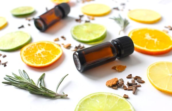 Un flacon d'huile essentielle de citron.