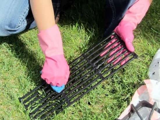 Lavez la grille avec des cristaux de soude