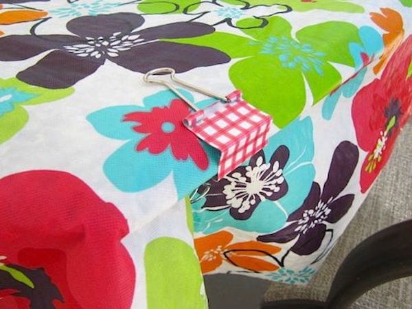 Une nappe de table tenant gr&acirc;ce &agrave; une &eacute;pingle 