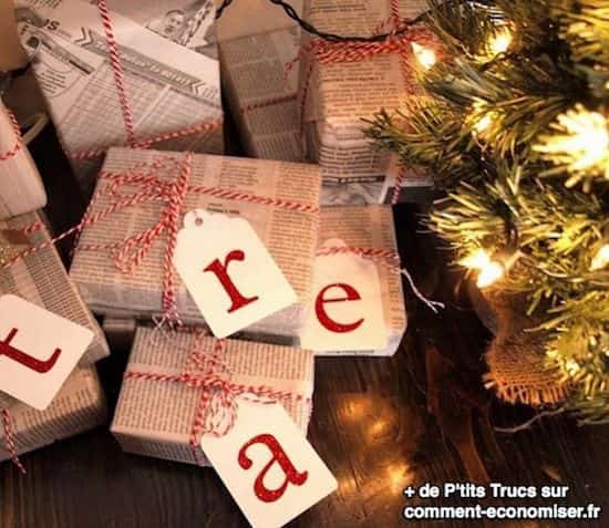 Papier cadeaux en papier journal avec des rubans uniformes