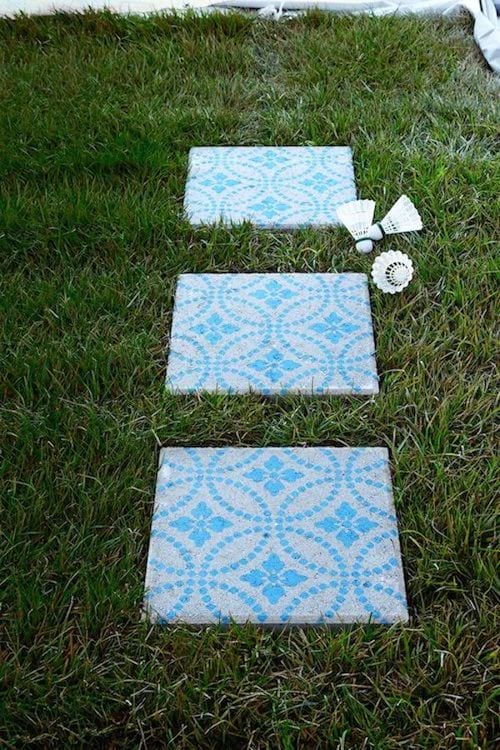 Trois pavés avec des motifs bleu