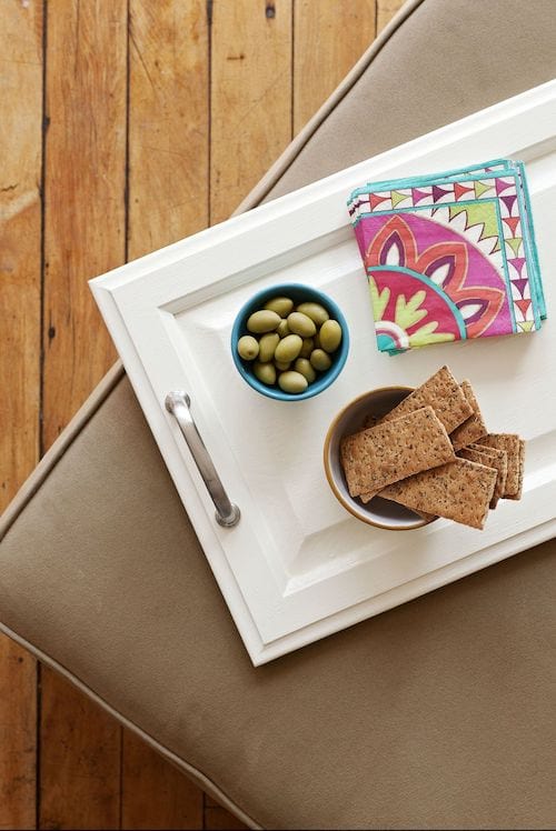 Un plateau d'armoire chic avec quelques apéritif