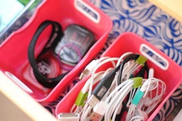 Plusieurs fils dans deux seaux rouge 