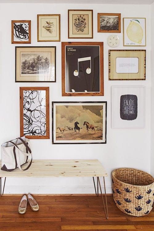 Plusieurs tableaux fixés sur le mur