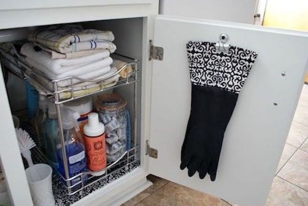 Un placard remplis de produits avec des gants 