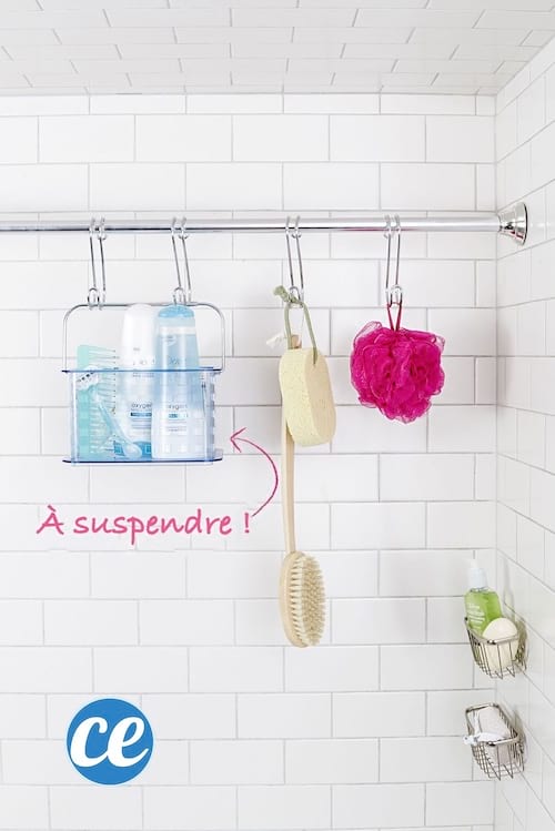 Une barre de douche supplémentaire dans la douche pour suspendre ses produits de beauté et d'hygiène
