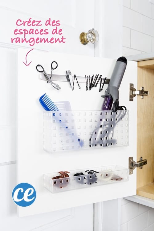 Des boites de rangement fixées sur l'intérieur des portes de placard