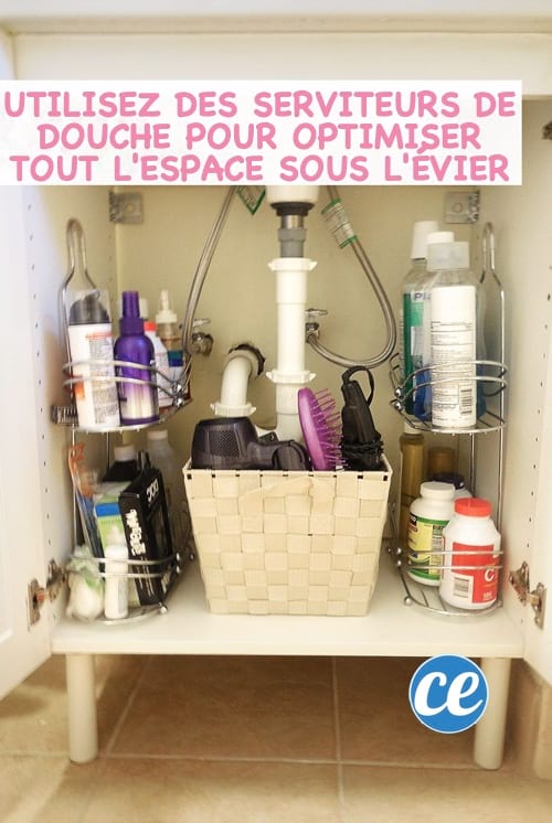 Des étagères de douche pour ranger les produits de toilette sous le lavabo