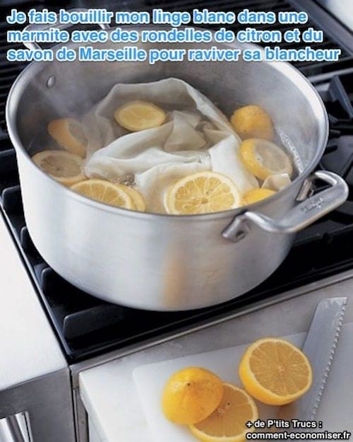 Tranches de citron bouillis dans de l'eau avec du savon de Marseille pour blanchir le linge