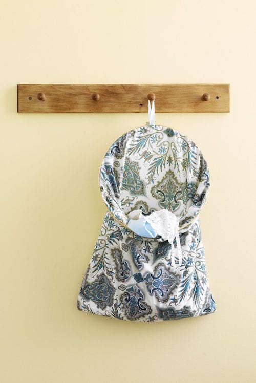 Sac à linge accroché avec différents motifs