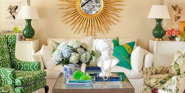 Salon avec des éclats verts imprimés graphiques