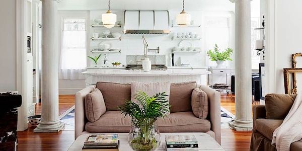 Salon avec deux grandes colonnes porteuse