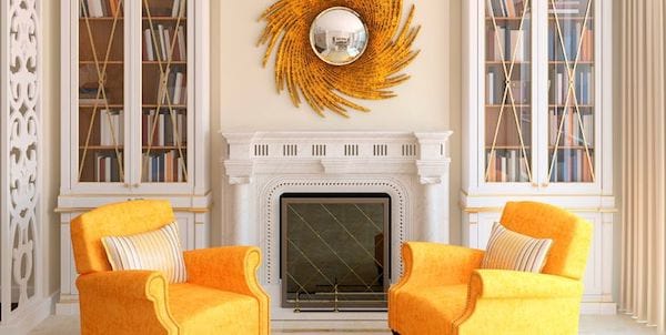 Salon avec une paires de chaises jaunes similaires au miroir en forme de soleil