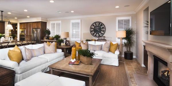 Salon avec plusieurs touches en jaunes