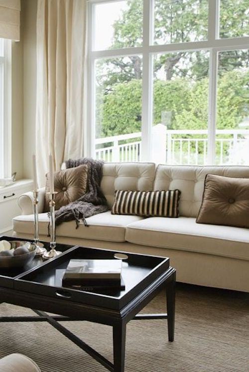 Un salon très éclairé grâce au soleil qui éclaire l'ensemble de la pièce