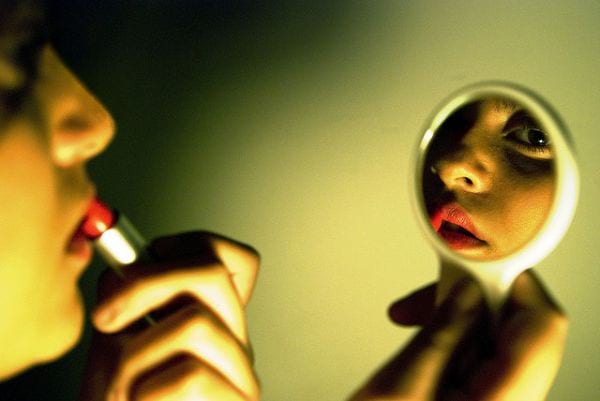 Utilisez de l'anti-cernes pour éviter que votre rouge à lèvres file